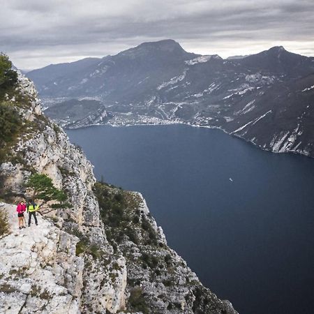 Appartamento Peler13 Con Balcone E Parcheggio Riva del Garda Bagian luar foto