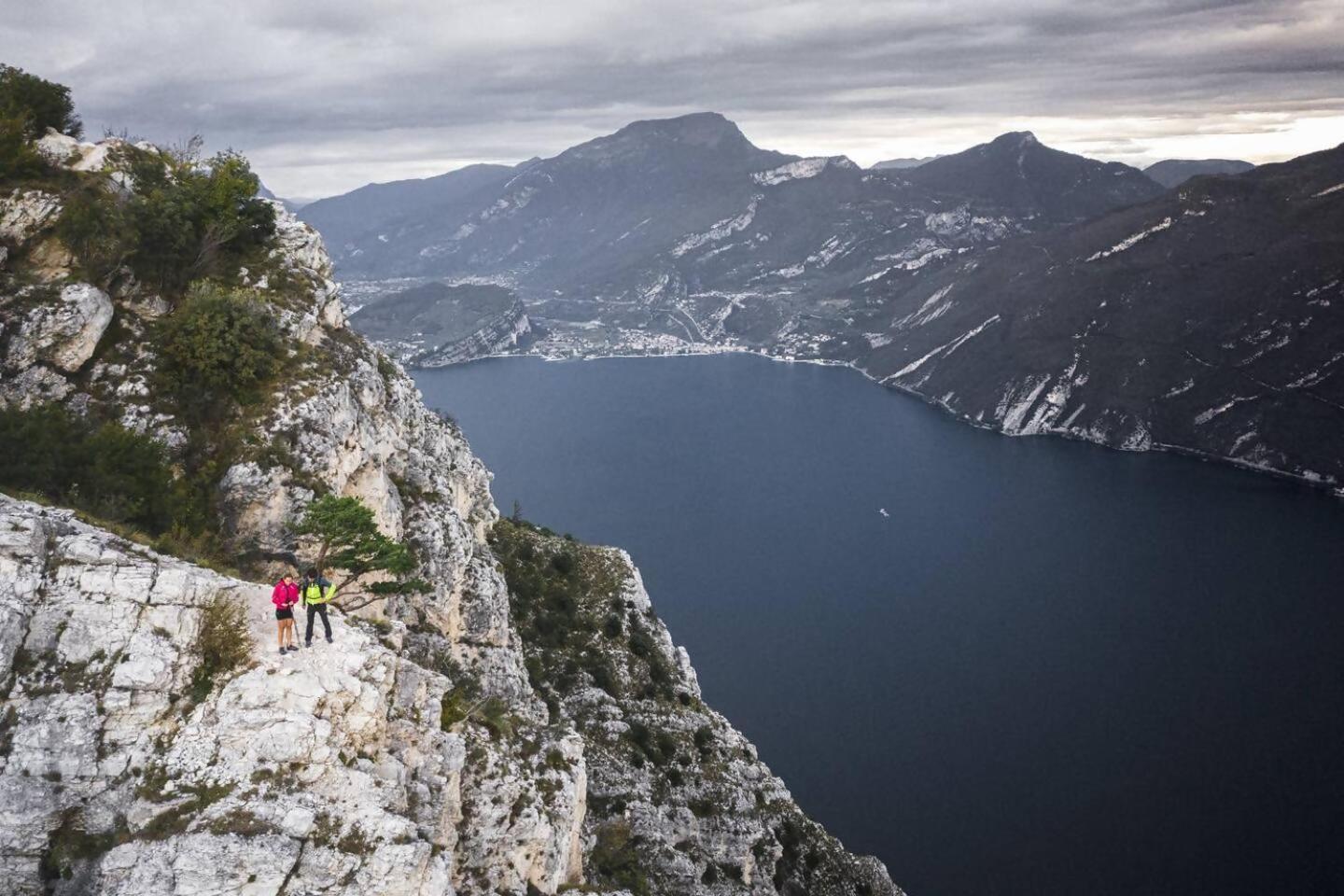 Appartamento Peler13 Con Balcone E Parcheggio Riva del Garda Bagian luar foto