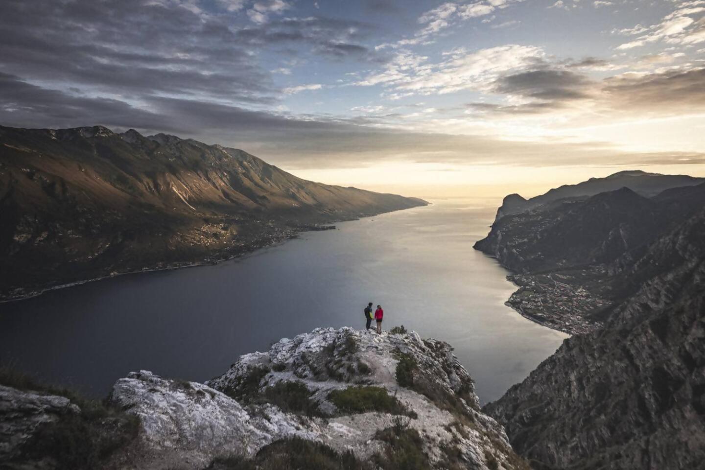 Appartamento Peler13 Con Balcone E Parcheggio Riva del Garda Bagian luar foto