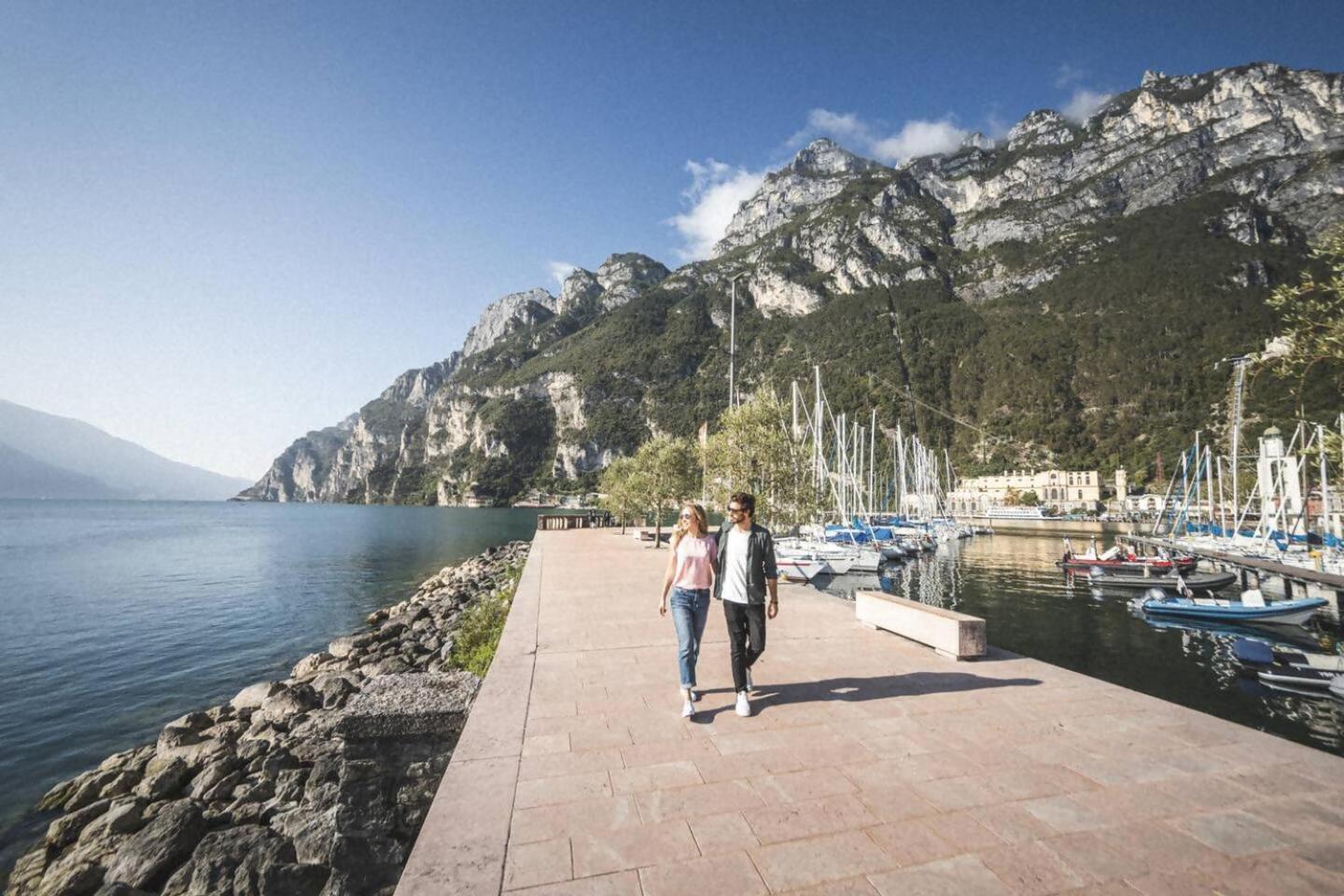 Appartamento Peler13 Con Balcone E Parcheggio Riva del Garda Bagian luar foto