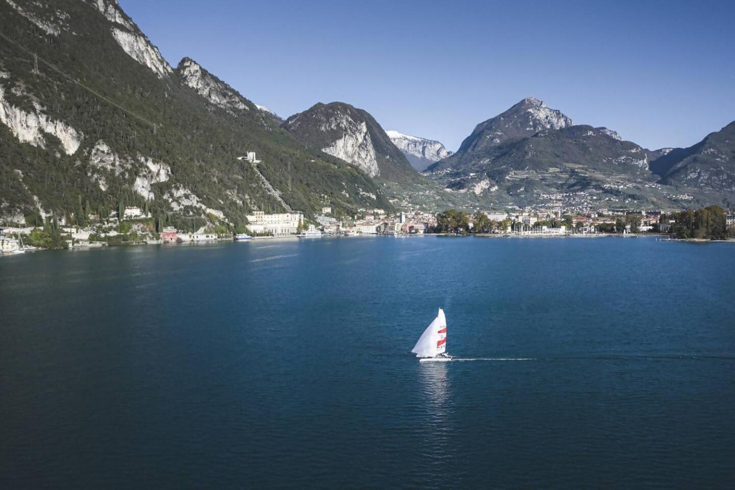 Appartamento Peler13 Con Balcone E Parcheggio Riva del Garda Bagian luar foto