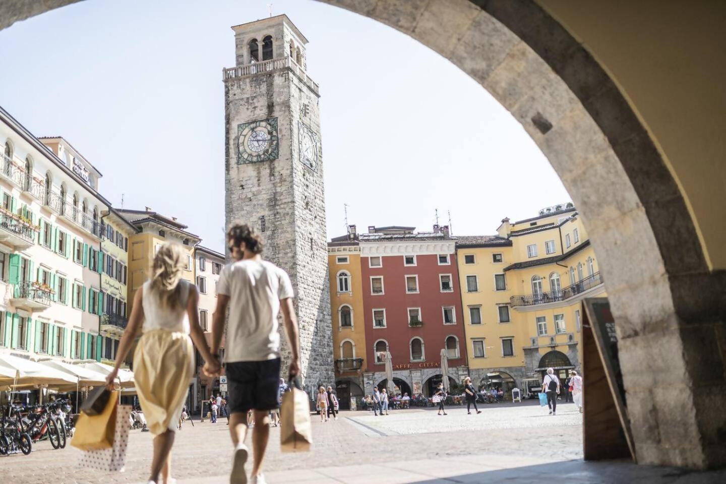 Appartamento Peler13 Con Balcone E Parcheggio Riva del Garda Bagian luar foto