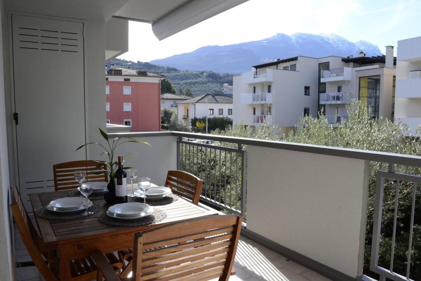 Appartamento Peler13 Con Balcone E Parcheggio Riva del Garda Bagian luar foto