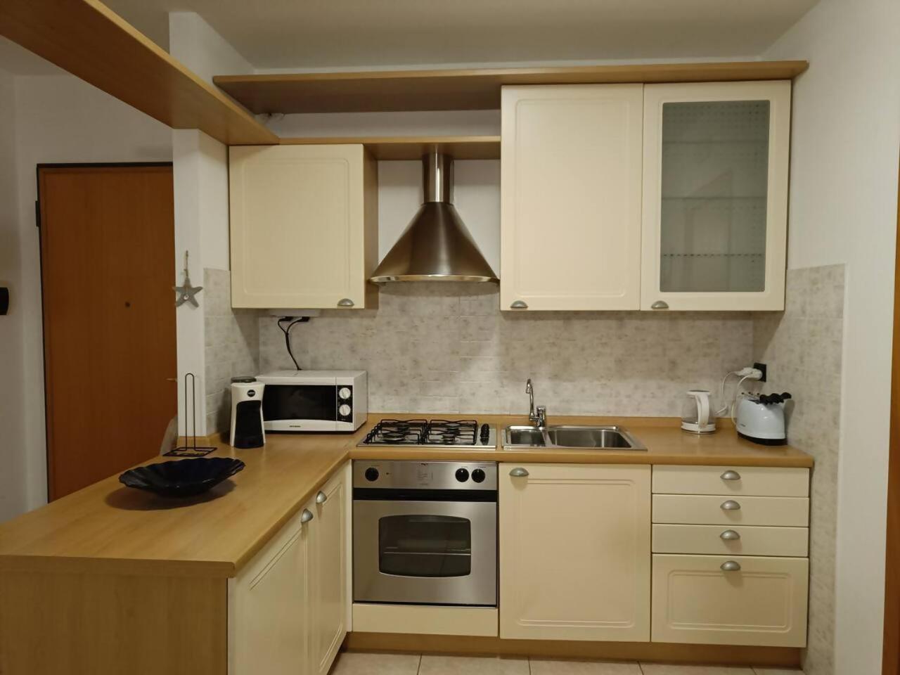 Appartamento Peler13 Con Balcone E Parcheggio Riva del Garda Bagian luar foto